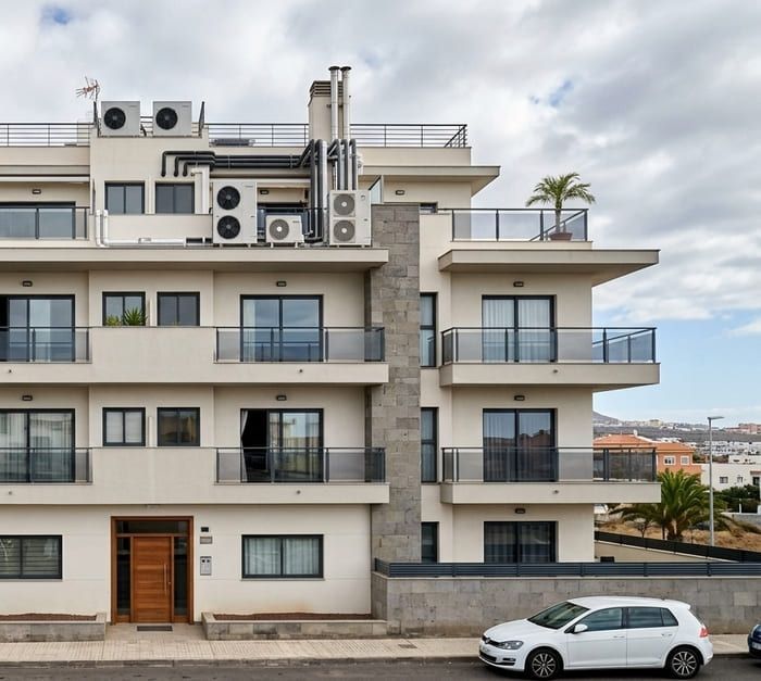 Fachada de edificio residencial moderno apto para sustitución de caldera por aerotermia
