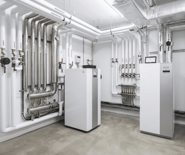Sala técnica de climatización centralizada con equipos de aerotermia para comunidades de alta eficiencia