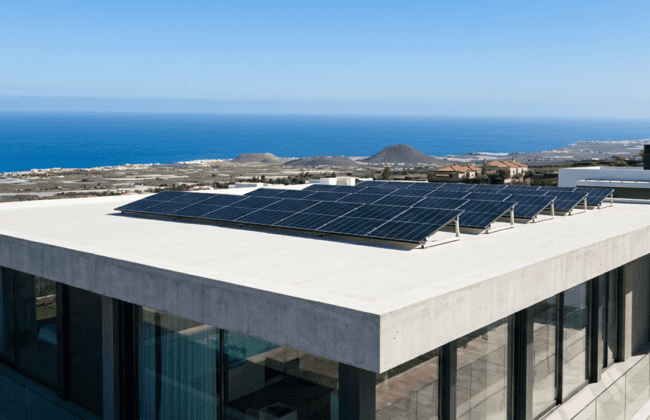 Paneles solares fotovoltaicos instalados en azotea blanca combinados con aerotermia