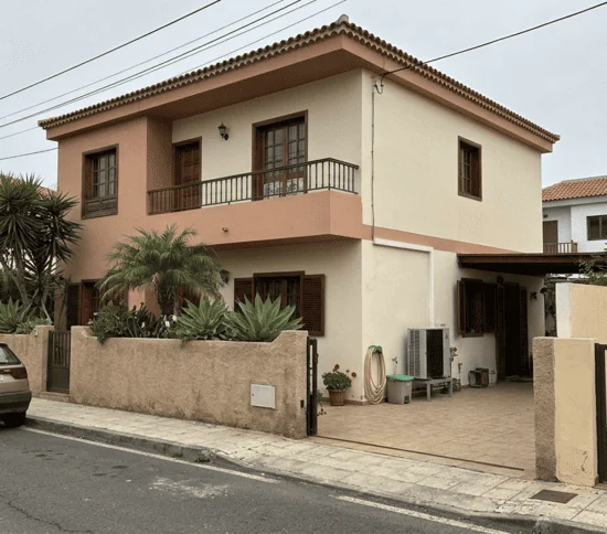 Vivienda unifamiliar en Tenerife equipada con sistema de bomba de calor de aerotermia.